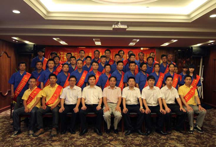 裝飾集團隆重表彰2012年度“優秀務工人員”和“優秀安全員”