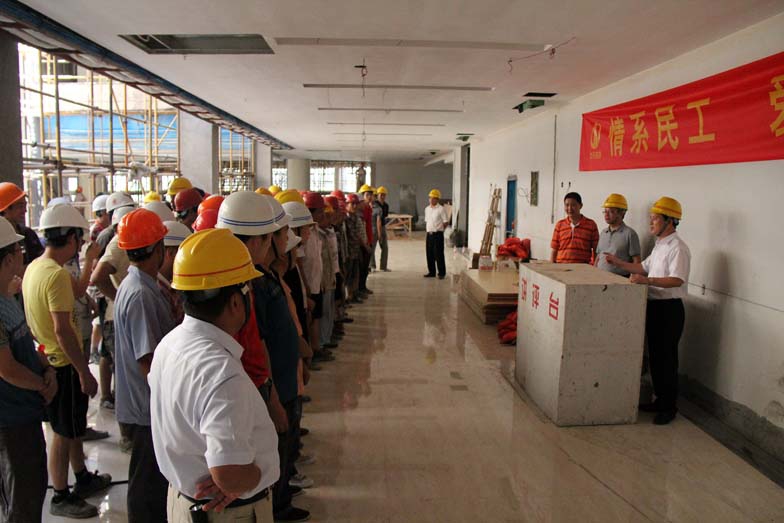 裝飾集團深入開展夏季“抗高溫、送清涼”活動