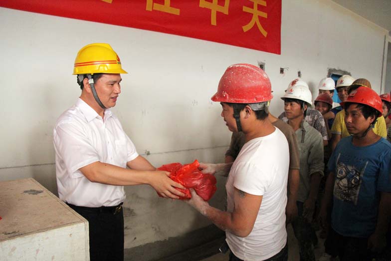 裝飾集團深入開展夏季“抗高溫、送清涼”活動