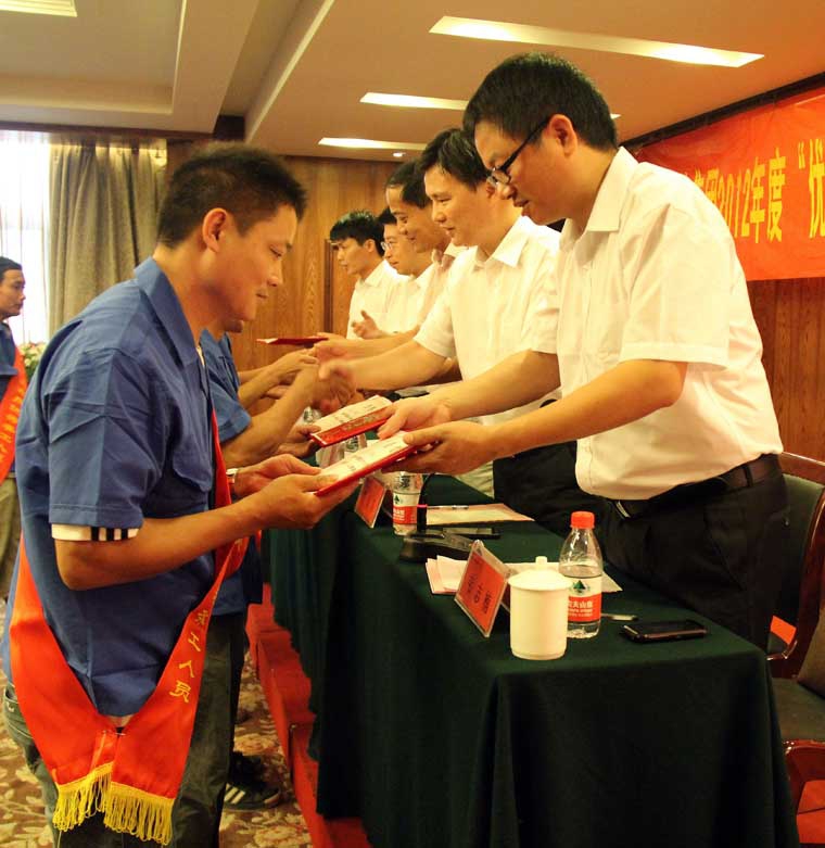 裝飾集團隆重表彰2012年度“優秀務工人員”和“優秀安全員”